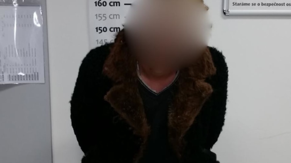 Zloděje policisté chytili v uloupeném luxusním dámském kožichu